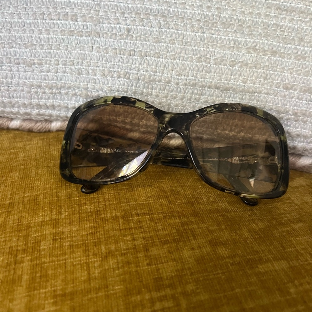 Authentic Versace Sunglasses Black Worn, very good condition. Frame is like new. - Picture 8 of 8